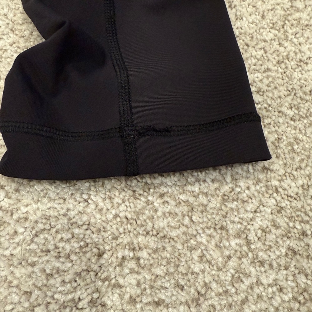 Black Ruched Lululemon Crop - Picture 4 of 5